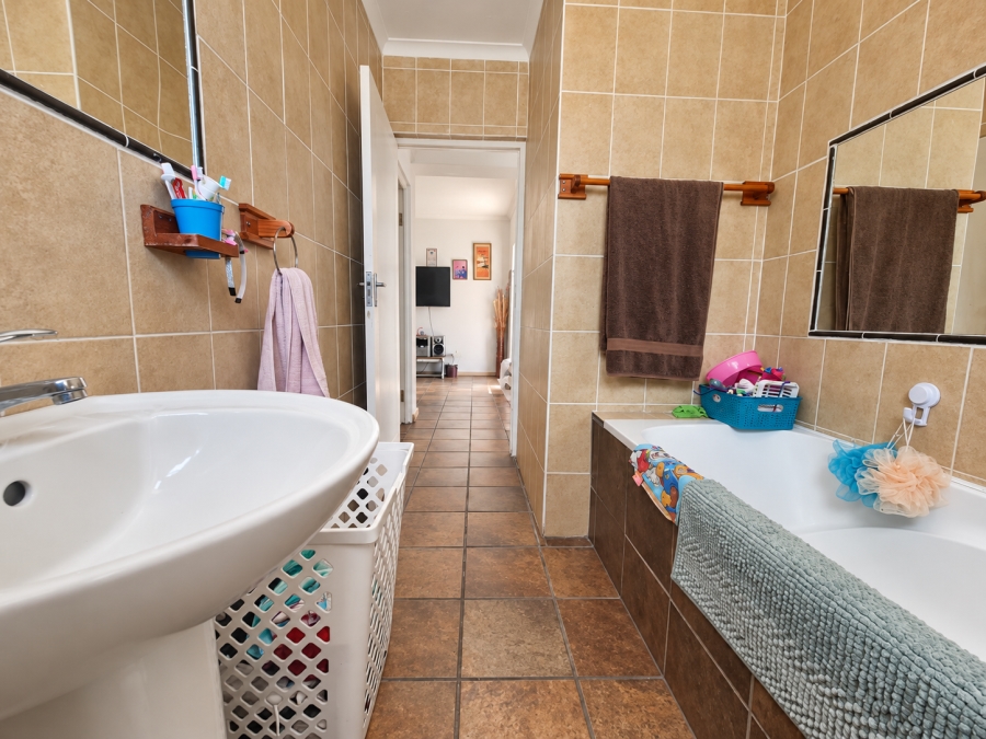 To Let 4 Bedroom Property for Rent in Hoogland Western Cape